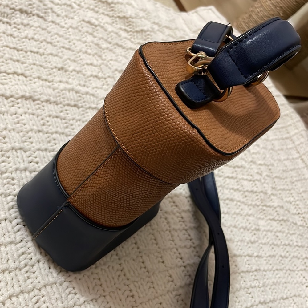 Leith bicolor cylinder bag. Navy and saddle color.